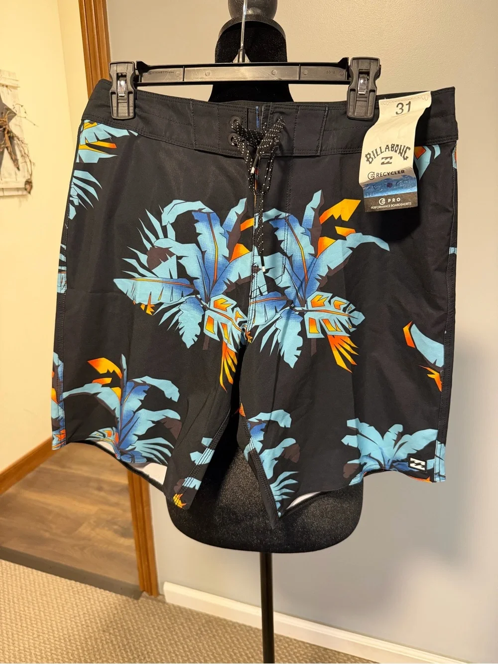 NWT Billabong Recycler Pro Boardshorts Tropical Palm Print Size 31